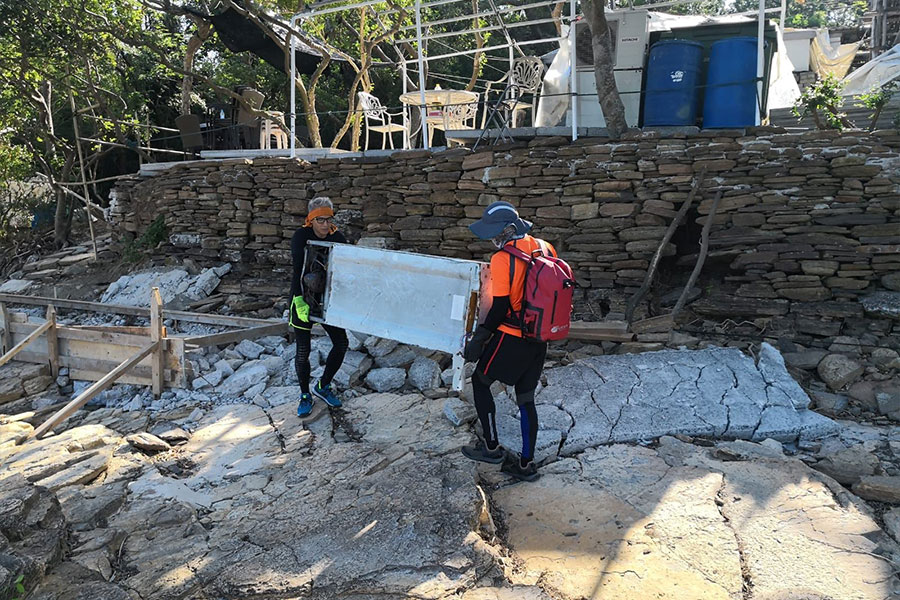 「青山友之行」一眾義工約三十人在上周日前往東平洲大塘村協助清理。（青山友之行提供）