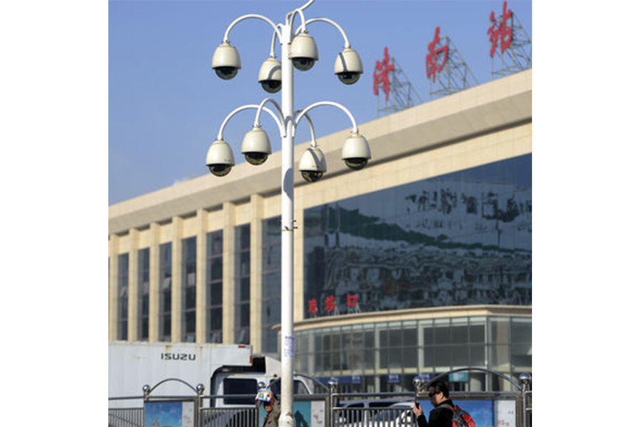 圖為山東省濟南市火車站廣場入口處，一根桿子上安裝了9個攝像頭，形如「葡萄串」。 (大紀元資料室）