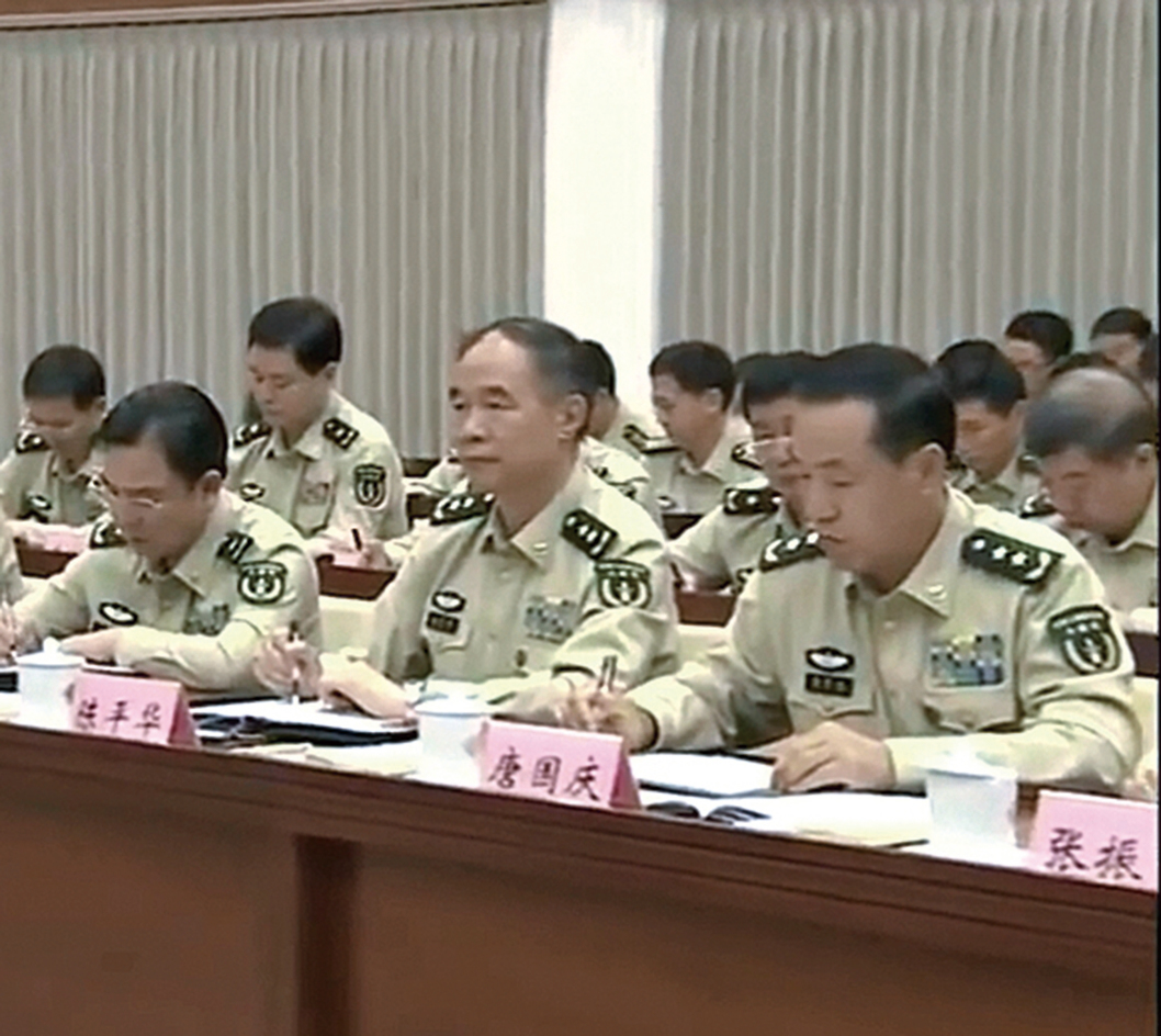 中共火箭軍副政委唐國慶（前排右一）傳被查。（影片截圖）