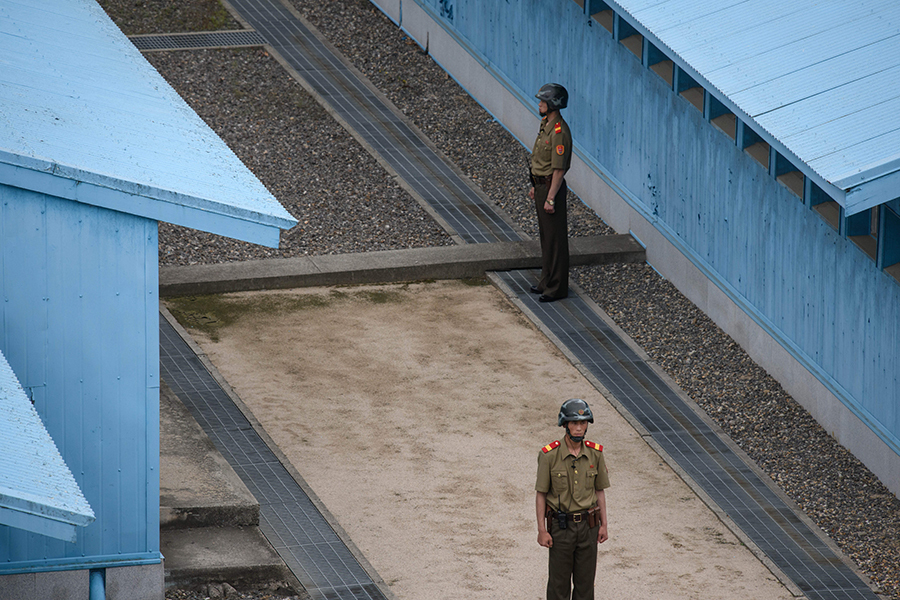 圖為6月11日,在南北韓邊界的板門店站崗的北韓軍人。南韓國防部10月25日表示,兩韓及聯合國軍隊已在10月25日下午,將板門店共同警備區內所有武器撤離,日後將留下無佩戴武器人員,進行巡守。 (ED JONES/AFP/Getty Images)