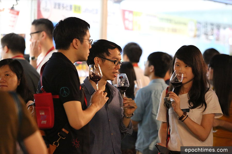旅發局主辦的香港美酒佳餚巡禮，在上周四至日一連四天舉行，吸引不少市民入場品酒。（陳仲明／大紀元）