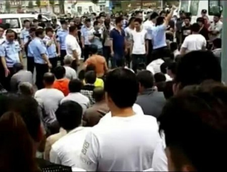 6月6日，河北南宮市紫冢鎮候都水村數百名村民遊行示威，抗議化工廠污染，大批警察鎮壓。（網絡圖片）
