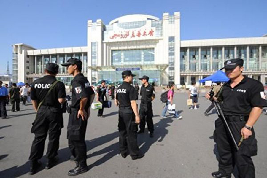 中共對新疆採取極端監控，新疆被指成為一個露天監獄。圖為烏魯木齊火車站前的大量特警。(AFP)