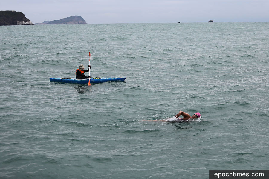 首位女華人成功環游港島 籌款助弱勢社群學游泳