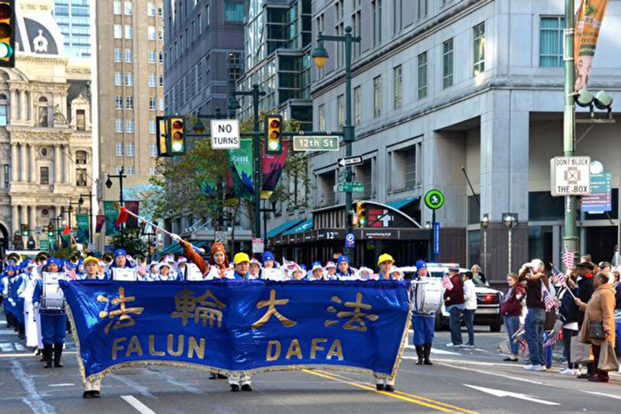 2018年11月4日，天國樂團在費城參加退伍軍人節大遊行，是唯一的華人隊伍，也是當天遊行中人數最多的隊伍。（良克霖／大紀元）