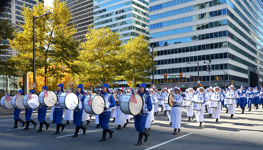 2018年11月4日，天國樂團在費城參加退伍軍人節大遊行，是當天唯一的華人隊伍，也是當天遊行中人數最多的隊伍。（良克霖／大紀元）