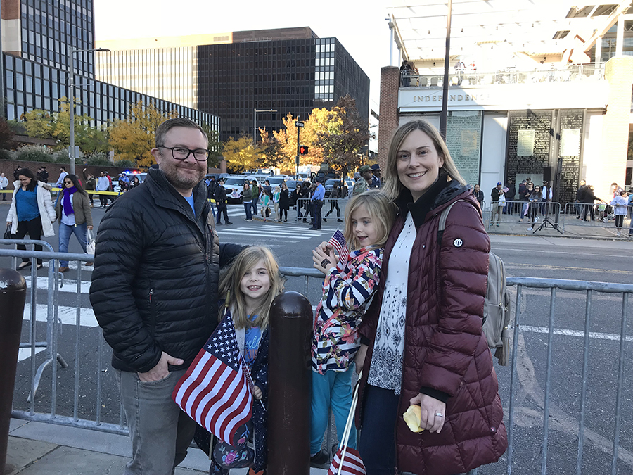 費城藥劑師Amber King（右一）與先生帶著兩個女兒來觀看老兵節遊行，希望孩子記住歷史。（楊茜／大紀元）