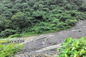 南台灣降大豪雨 土石流沖斷橋樑百人受困