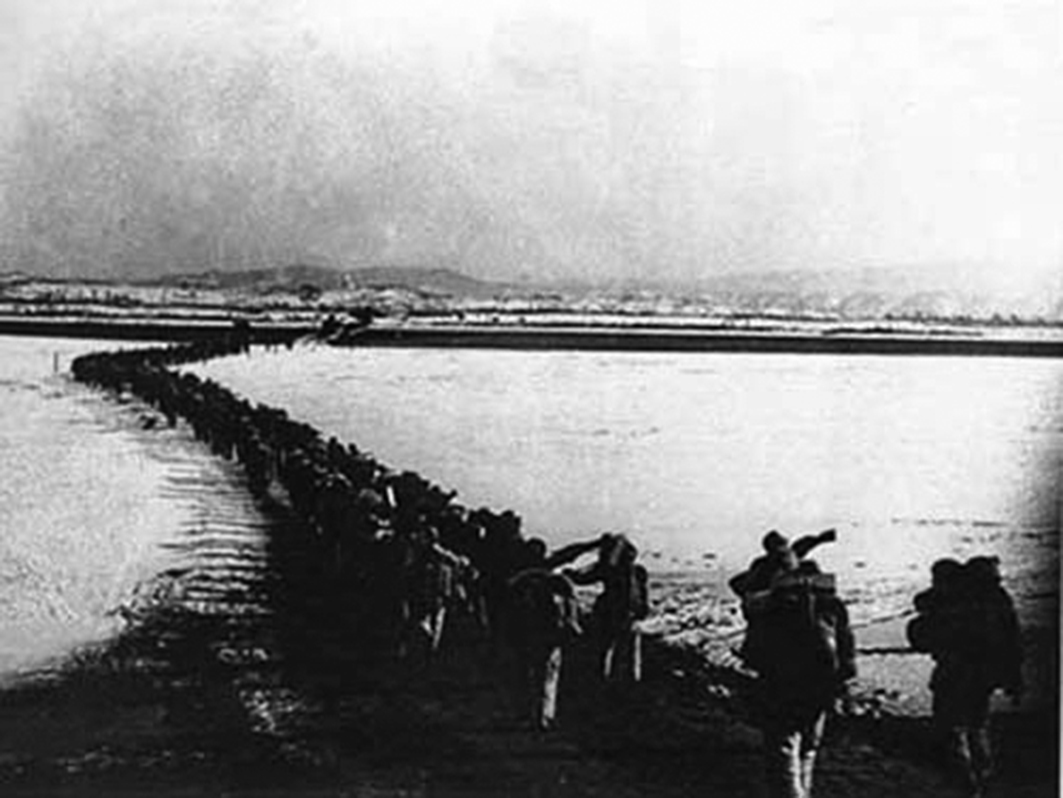 抗美援朝的軍隊過鴨綠江。（公有領域）