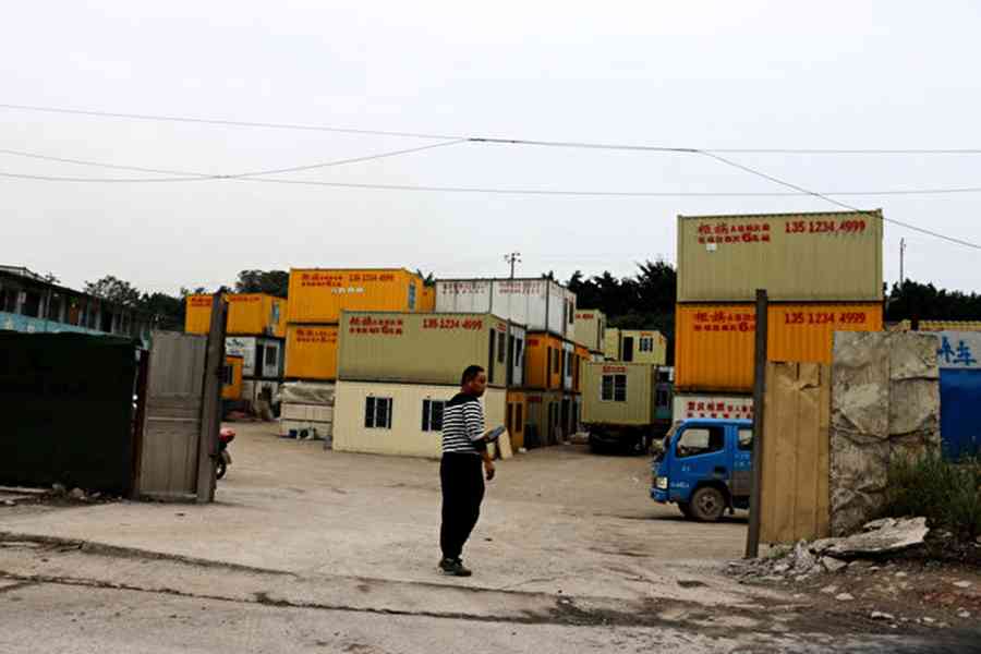 重慶現「集裝箱村」 日租6元每箱住8人