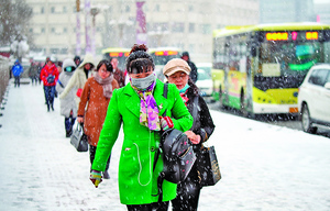 烏魯木齊下雪降溫 市民冰雪中出行