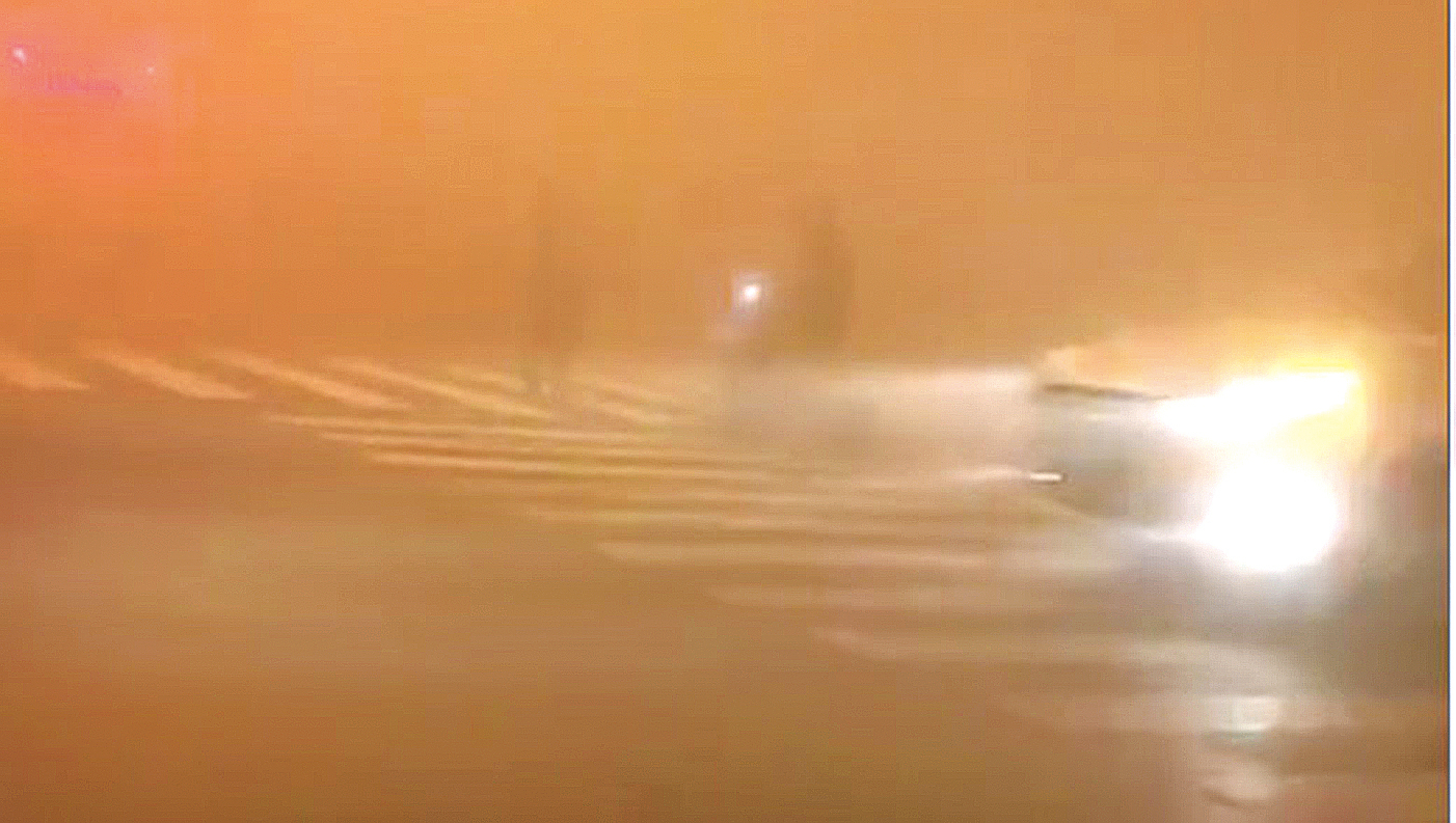 北京霧霾遮蔽，司機看不到紅綠燈。（視頻截圖）