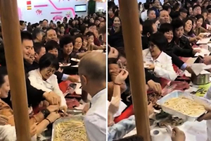 中國大媽「進博會」哄搶食物 影片被曝光