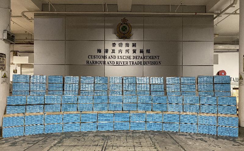 香港海關8月21日在葵青貨櫃碼頭檢獲約890萬支懷疑私煙，估計市值約2,400萬元，應課稅值約1,700萬元。（政府網站）
