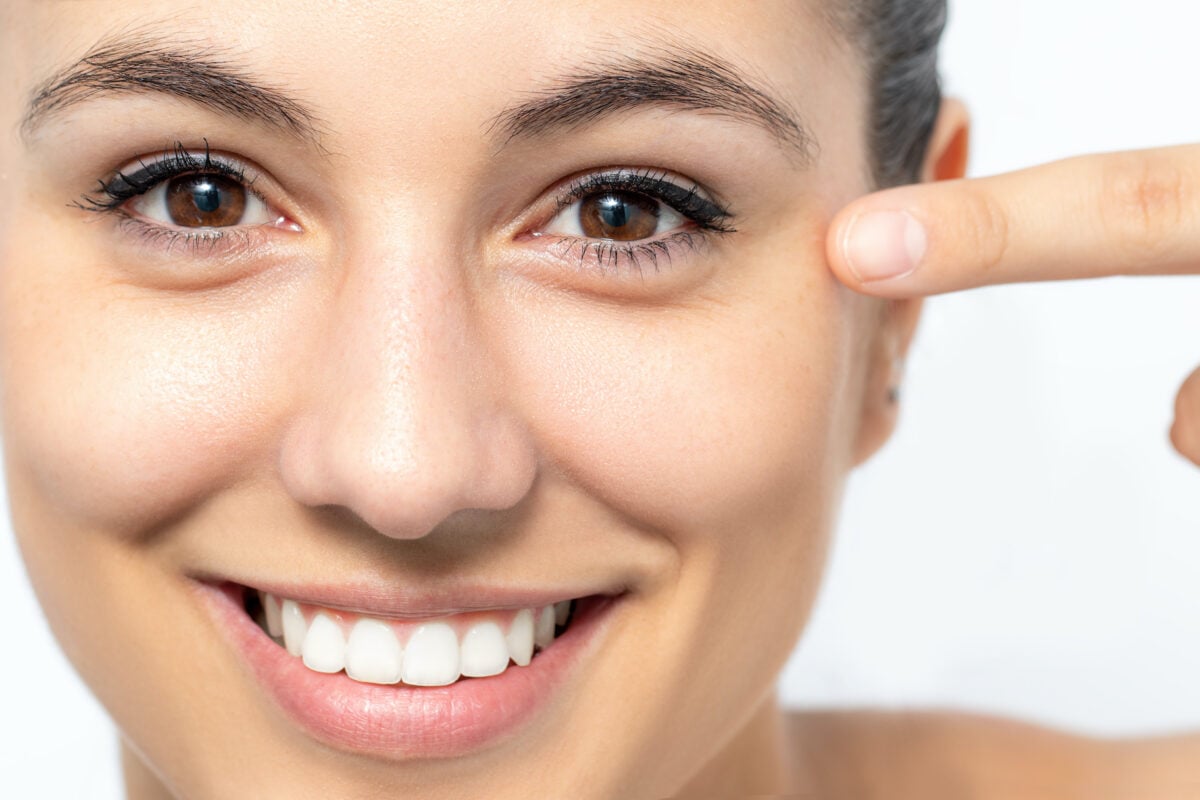養成良好的習慣來保護眼睛，有利於降低老花、白內障、乾眼症等的發生機率。（Shutterstock）