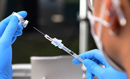 2021年9月22日，在加州洛杉磯市，一名醫護人員正在準備輝瑞疫苗。 （Frederic J. Brown/AFP via Getty Images）