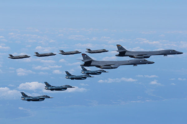 2017年9月18日，美軍的B-1B轟炸機、F-35戰鬥機和日本航空自衛隊的F-2戰鬥機在太平洋上空執行任務。（美國陸軍）