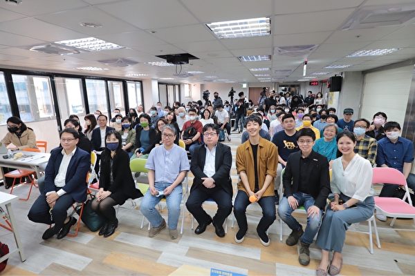 黑潮城市發展協會理事長吳崢(右3)、台北市議員苗博雅(右2)、林亮君(右1)2022年3月12日在台北舉辦兩場座談會,台灣智庫諮詢委員賴怡忠(右5)、日本資深媒體人矢板明夫(右4)出席第一場與談。(台北市議員苗博雅辦公室提供)