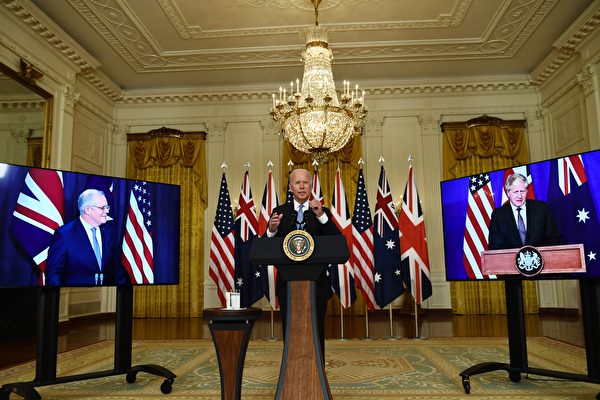 2021年9月15日，美國總統拜登在華盛頓特區白宮東廳與英國首相約翰遜（右）和澳洲總理莫里森舉行了關於國家安全的虛擬新聞發布會，宣布新的三邊安全夥伴關係（AUKUS）。（BRENDAN SMIALOWSKI/AFP via Getty Images）