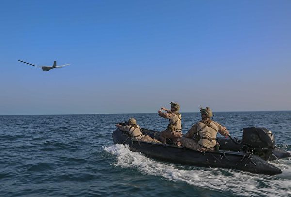 2020年5月24日，美軍第26海上遠征部隊突擊隊在阿拉伯灣的突擊艇上，發射了一架RQ-20彪馬（Puma）無人機。（Cpl. Gary Jayne III／美國海軍陸戰隊）
