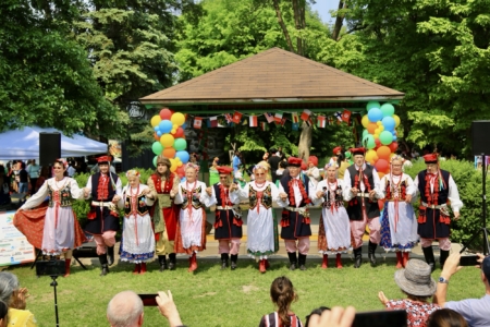 2025年6月7日下午,加拿大首都斯蒂茨維爾(Stittsville)多元文化節在Village Square公園舉行,這個年度活動由市議員高沃(Glen Gower)主辦,今年參加的人數超過千人。觀眾透過文化節探索不同文化、欣賞現場娛樂節目。(任僑生/大紀元)