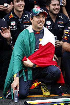 2022年10月30日，F1本賽季倒數第三站——墨西哥大獎賽，主場作戰的紅牛墨西哥車手佩雷斯（Sergio Perez）獲得季軍。在車手積分榜上，佩雷斯以5分優勢，反超法拉利車手陸克萊，升至第二位。（Jared C. Tilton/Getty Images）