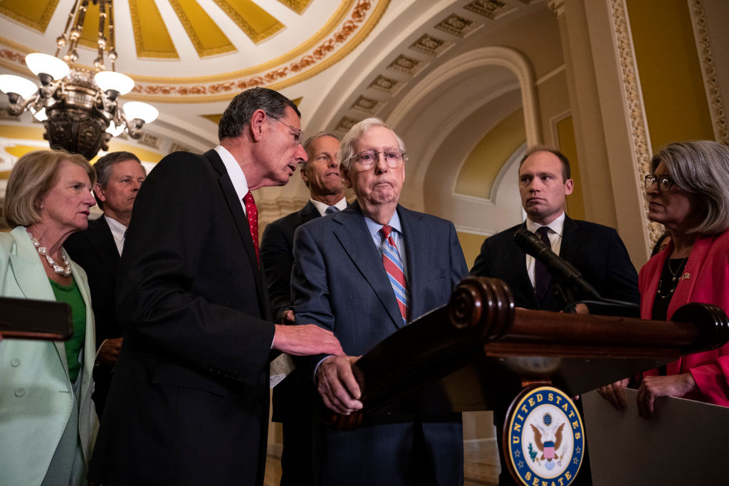 2023年7月26日,美國參議院少數黨領袖麥康奈爾(Mitch McConnell)在參議院共和黨每周例行新聞發布會上發表講話時,突然停止講話,僵住不動。(Drew Angerer/Getty Images)