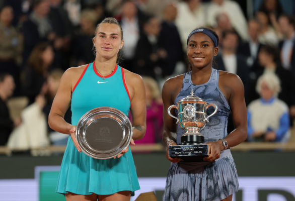 2025年6月7日,法網女單決賽上,21歲美國好手嘉奧芙(Coco Gauff)在先失一盤情況下,強勢連扳兩盤,以6:7(5)/6:2/6:4逆轉世界第一、27歲白羅斯名將莎巴蘭卡(Aryna Sabalenka、左)首奪法網女單冠軍。(Julian Finney/Getty Images)