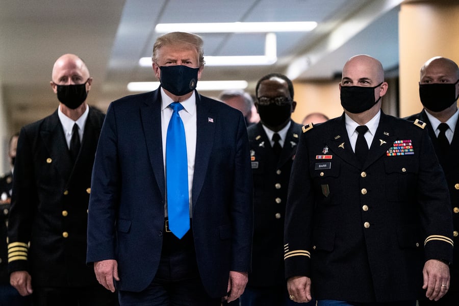 特朗普訪問軍醫院 首度公共場合戴口罩