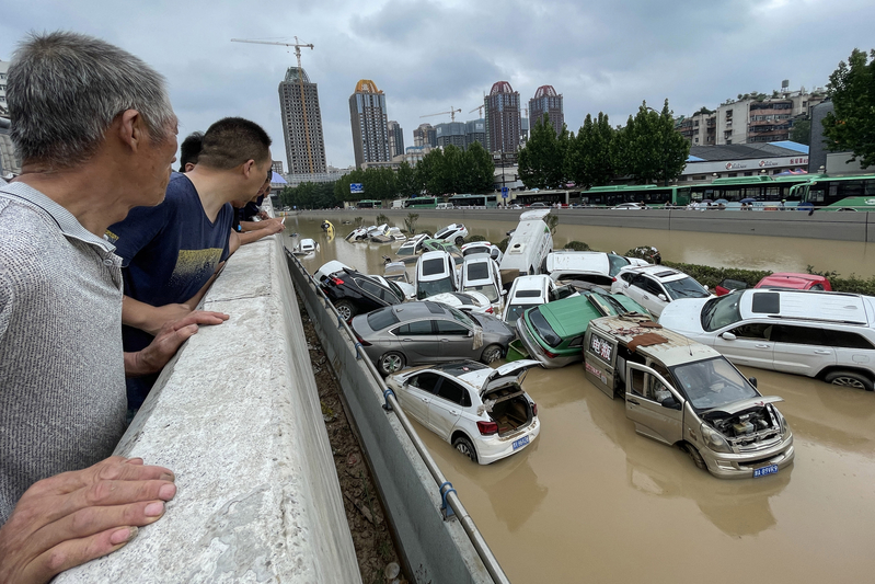 2021年7月21日，河南省鄭州市，被洪水沖走的汽車堆疊在一起。（STR/AFP via Getty Images）
