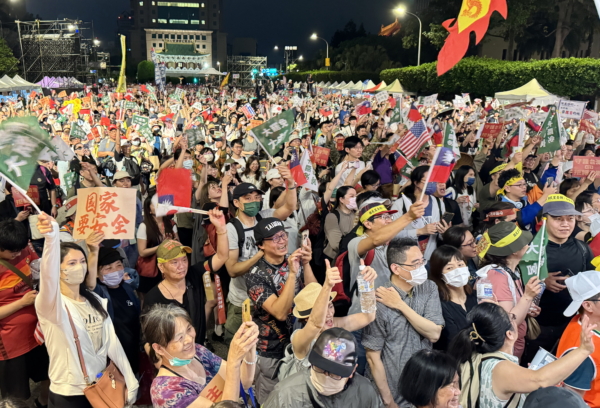 今年4月,「拒絕統戰,守護台灣」入夜後活動尾聲,人潮持續創新高,達到5.5萬人。(特約記者孫湘詒/大紀元)