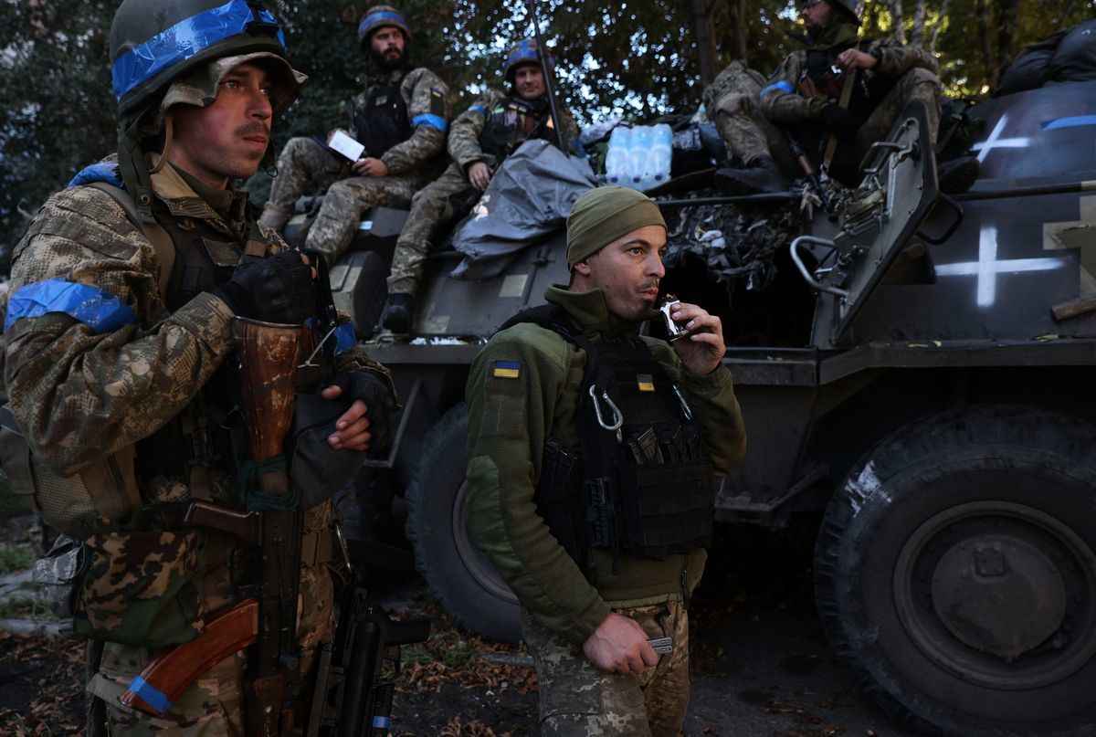 2022年9月21日，前往烏克蘭東部頓涅茨克（Donetsk）地區前線的烏克蘭士兵在途中休息。（Anatolii Stepanov/AFP via Getty Images）