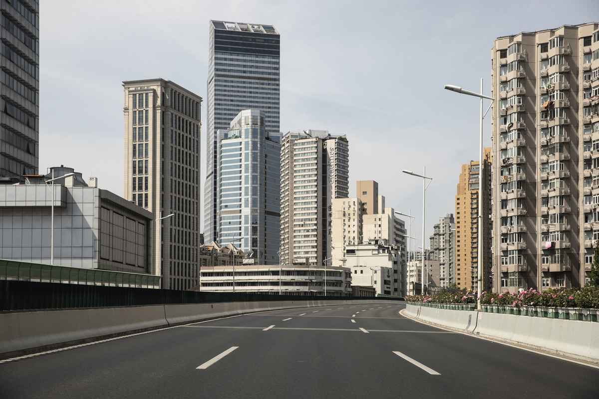 上海在「清零政策」的全域靜態管理時，街道空無一車的情景。（Bloomberg /Getty Images）