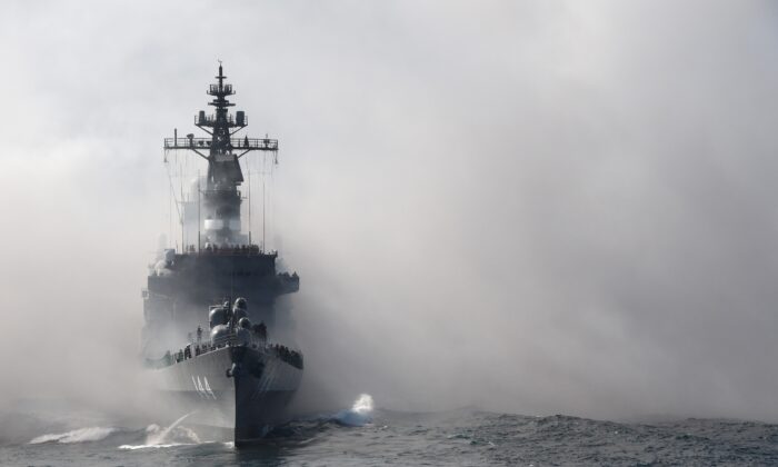 2015年10月18日,在神奈川縣相模灣(Sagami Bay)艦隊檢閱中的日本海上自衛隊(MSDF)護衛艦鞍馬號(Kurama)。 (Toru Yamanaka/AFP via Getty Images)