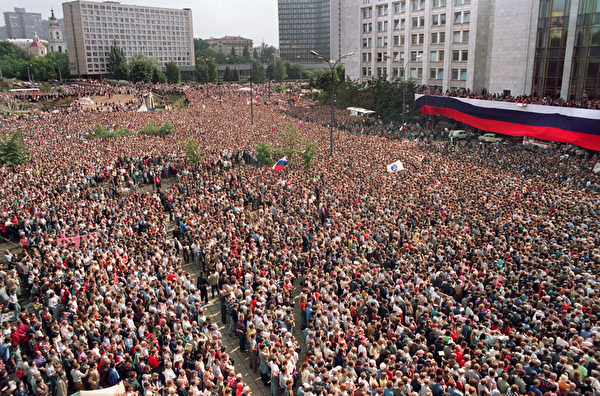 1991年8月22日，約有100萬名俄羅斯聯邦總統葉利欽支持者在莫斯科慶祝為期三天的推翻戈爾巴喬夫的政變失敗。（DIMA KOROTAYEV/AFP）