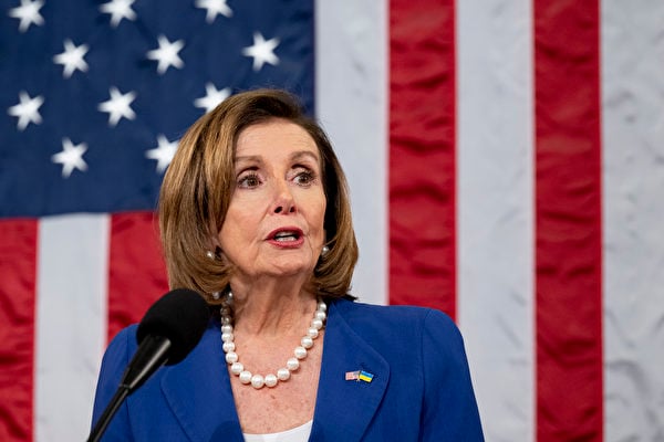 圖為2022年3月1日，美國眾議院議長佩洛西（Nancy Pelosi）在美國國會大廈發言。（Saul Loeb – Pool/Getty Images）