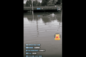 遭遇暴雨襲擊 北京、河北涿州街道成河