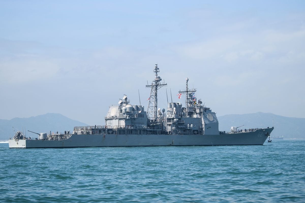 路透社獨家報道，不願透露姓名的官員2022年8月27日表示，美國海軍提康德羅加級導彈巡洋艦「錢瑟勒斯維爾」號（USS Chancellorsville）和「安提坦號」（USS Antietam）正在執行仍在進行中的行動。圖為2018年11月21日，錢瑟勒斯維爾號訪問香港。（ANTHONY WALLACE/AFP/Getty Images）