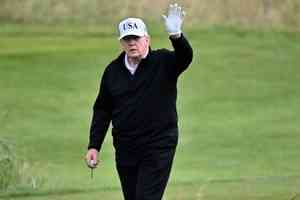 【圖輯】在蘇格蘭球場打球 特朗普揮手致意