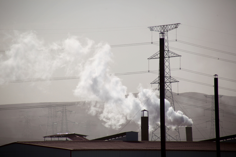 圖為中國內蒙古一處煤礦的煙囪裏冒出濃烈的煙。（GOU YIGE/AFP/Getty Images）