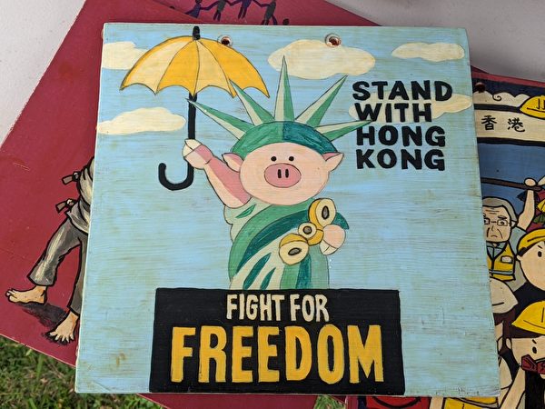 南加港人繪製聲援香港的連儂牆畫板。（徐綉惠／大紀元）