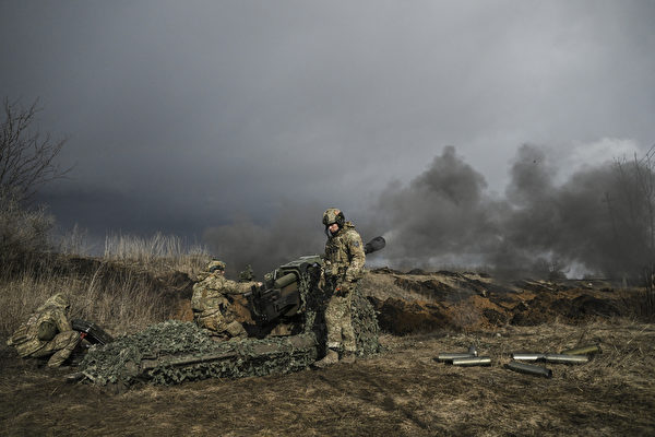 圖為2023年3月8日，巴赫穆特（Bakhmut）附近，在俄烏戰爭期間，烏克蘭士兵使用105毫米榴彈砲朝俄軍陣地開火。（Aris Messinis/AFP）