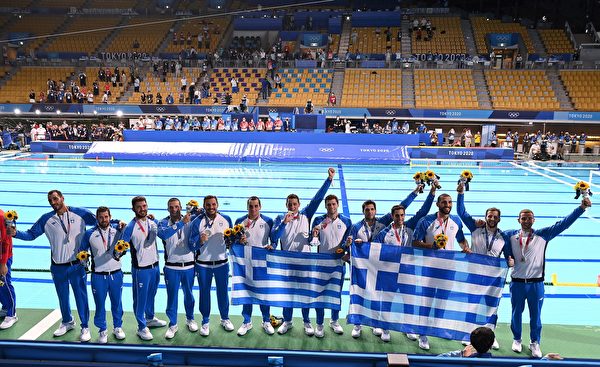 2021年8月8日，東京奧運會男子水球銀牌得主希臘隊在獎牌頒發儀式上合照。（ANGELA WEISS/AFP via Getty Images）