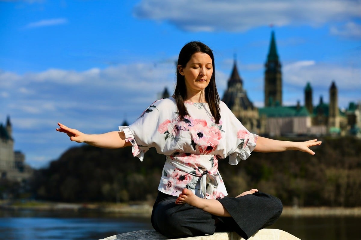2020年10月31日，加拿大法輪功學員舉辦了首次網上教功。36人參加了首次班。到目前為止參加人次已近兩千。圖為渥太華義務教功的法輪功學員曼儂·勒杜克（Manon Leduc）女士在打坐。（任僑生／大紀元）