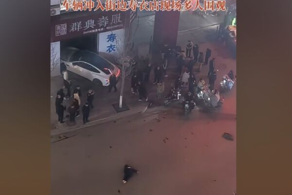 山西小米汽車衝入壽衣店 16歲騎手被撞飛
