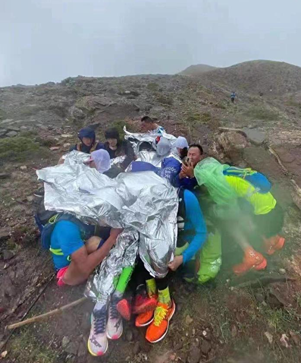 甘肅省近日舉辦的山地馬拉松越野賽遭遇極端惡劣天氣，造成21人遇難。（網絡圖片）