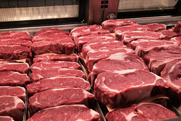 2022年5月12日，美國紐約市，美國面臨通貨膨脹問題，物價上漲。圖為一間商店內的牛肉。（Spencer Platt/Getty Images）