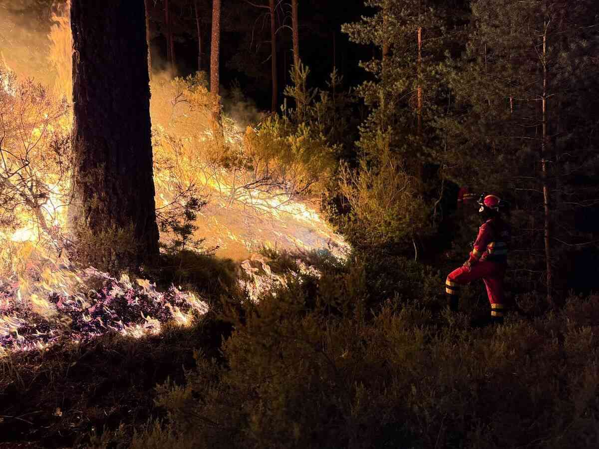 西班牙軍事緊急部隊（UME）於7月21日發布的照片顯示，該部隊人員在馬德里北部瓜達拉哈拉省（Guadalajara）附近的拉米耶爾拉鎮（La Mierla）開展滅火作業。（Handout/UME/AFP）