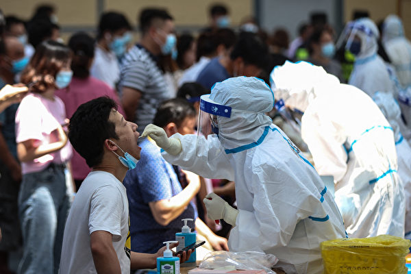 2021年7月21日，南京市的居民在排隊接受核酸檢測。（STR/AFP via Getty Images）