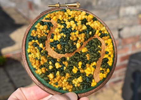 23歲女孩維多利亞‧理查茲（Victoria Rose Richards）用彩色的3D刺繡繪製家鄉的優美景觀。（Courtesy of Victoria Rose Richards）